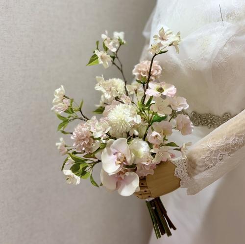 INFINITY / 桜と胡蝶蘭の造花クラッチブーケ
